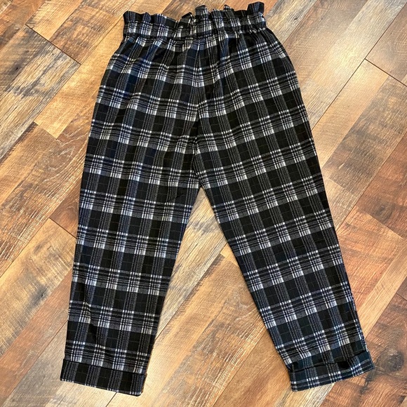 ROMEO & JULIET COUTURE Tie Waist Cropped Pants - Picture 6 of 6